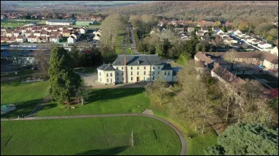 Qui rend visite à lenfant dans la maison ?