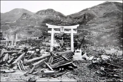 Quelle arme les États-Unis utilisent-ils contre le Japon en août 1945 ?