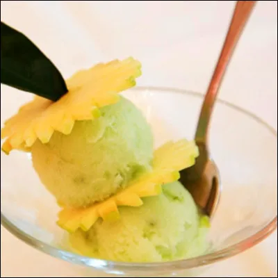 Quelle eau-de-vie, dont l�existence est attest&eacute;e depuis au moins le XVIe si&egrave;cle, est consomm&eacute;e traditionnellement lors du trou normand ?