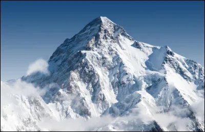 Du haut de mes 8611 mètres, je suis la 2e montagne la plus haute du monde, mais également l'une des plus dangereuses. On me trouve à la frontière sino-pakistanaise. Je suis...