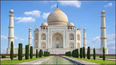 Ville indienne abritant le Taj Mahal, une des 7 Merveilles du monde moderne, je compte environ 2,5 millions d'habitants (2025). Je suis...