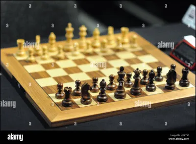 Au jeu d'échecs, la tour se déplace en diagonale.