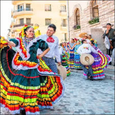 Quelles fêtes populaires, d'origine espagnole, mêlant tradition et folklore, animent chaque année les villes de Béziers, de Nimes et d'Alès ?