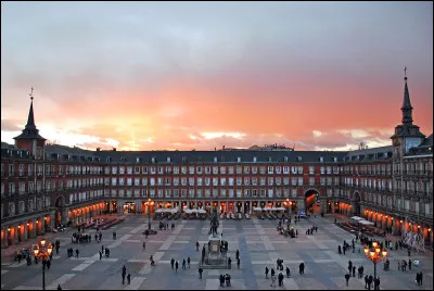 En image, la Plaza Mayor, est un des symboles de la capitale et du pays.