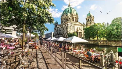 Cette capitale a été divisée en deux jusqu'en 1989.