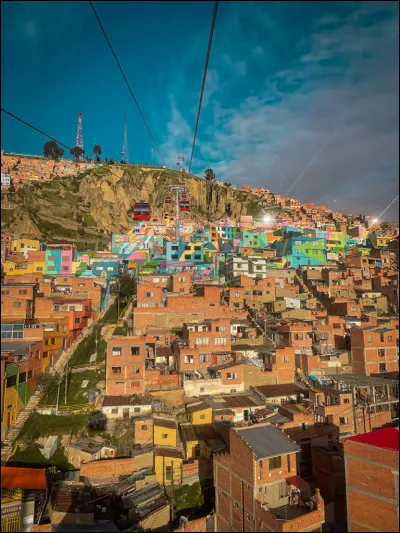 Cette capitale est la plus haute du monde, culminant à 3600 mètres d'altitude.