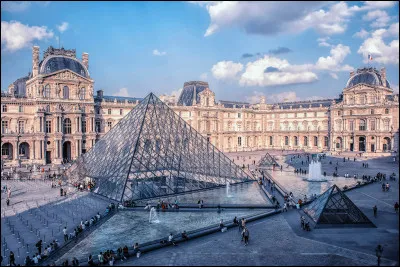 Quelle capitale abrite le musée du Louvre ?