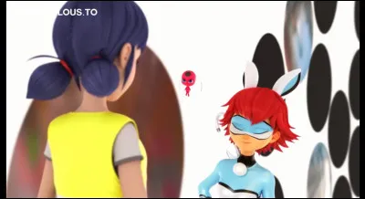Quelles sont les couleurs dominantes du nouveau costume de Ladybug dans ce téléfilm ?