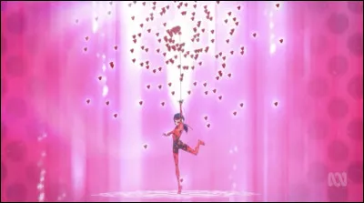 Au cours du téléfilm, quels objets Ladybug reçoit-elle grâce à son pouvoir de Lucky Charm ?