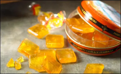 La bergamote de Nancy est un bonbon légèrement acidulé, carré, plat, translucide et de couleur dorée.