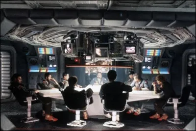 Est-ce que "2010 : L'Année du premier contact" est le préquel ou la suite de "2001, l'odyssée de l'espace" ?