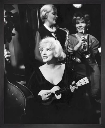 Cette scène de Marilyn Monroe jouant du ukulélé est extraite du film "Certains l'aiment chaud".