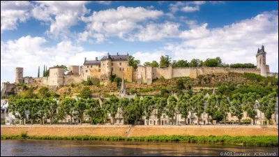 Le château de Chinon est situé sur la Garonne.