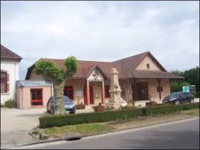 Je vous emmène maintenant à La Chapelle-Naude. Village de l'arrondissement de Louhans, il se situe dans le département ...