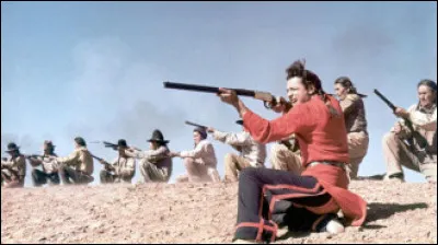 À la suite de promesses non tenues par le bureau des affaires indiennes, des Cheyennes partent de leur réserve vers leurs terres natales dans le Wyoming. Dernier western de John Ford sorti en 1964.