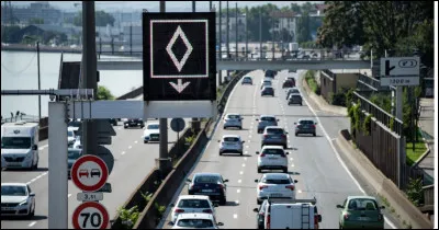 Que signifie le panneau losange sur l'autoroute ?