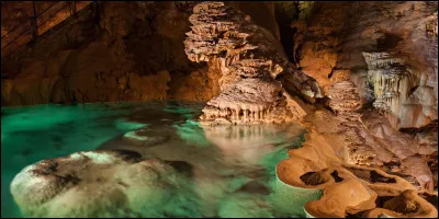 Quel célèbre gouffre souterrain français attire les aventuriers pour sa profondeur ?