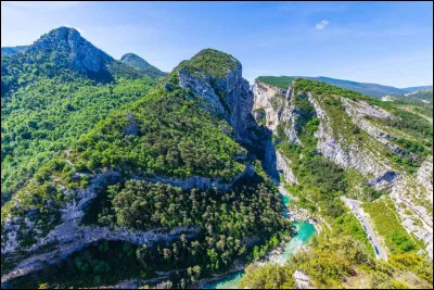 Quel parc naturel français est connu pour ses gorges profondes et ses falaises escarpées ?