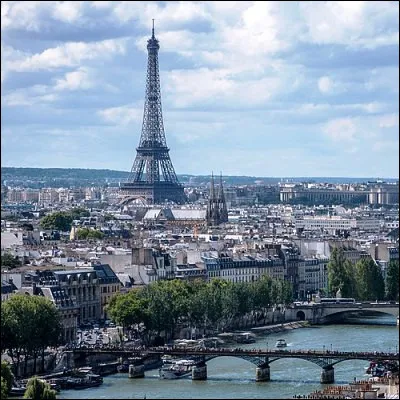 De quel type daménagement urbain la ville de Paris disposait-elle d'environ 835 kilomètres en 2017 ?