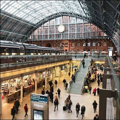 Quel véhicule a effectué son premier voyage le 14 novembre 1994 et sarrête à Saint-Pancras ?
