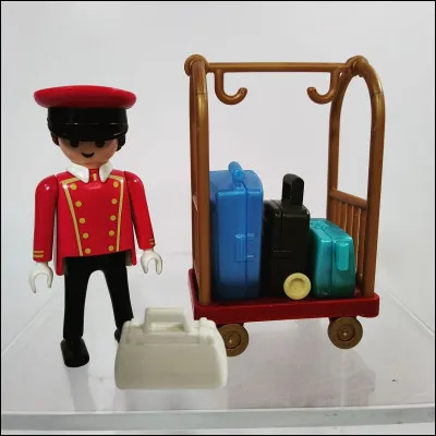 Comment sappelle la personne qui porte les bagages des clients à lhôtel ?