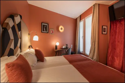 Quel terme désigne une chambre équipée de deux lits simples ?