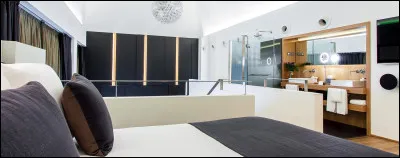 Comment appelle-t-on un hôtel dont les chambres sont équipées dune petite cuisine ?