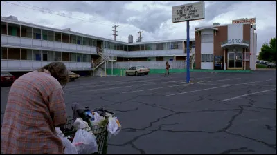Quel motel fictif est célèbre dans la série "Breaking Bad" pour servir de lieu de rendez-vous à Walter White ?