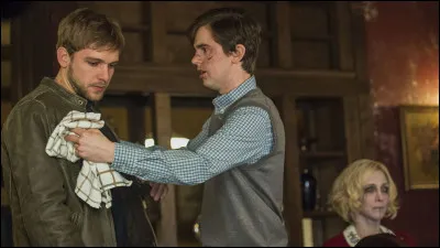 Quel acteur incarne Norman Bates dans la série "Bates Motel" ?