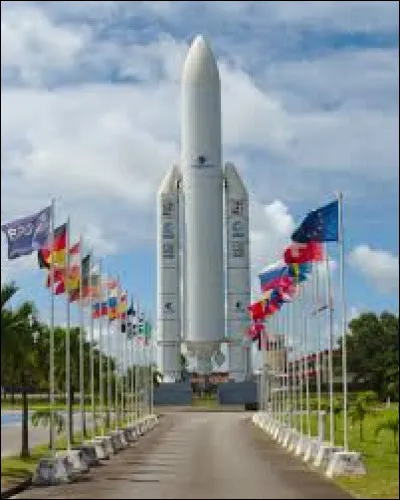 Où est située Kourou, reputée pour son centre spatial ?