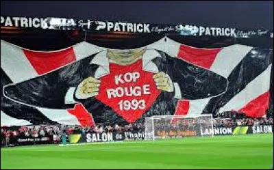 Comment appelle-t-on une tribune où se regroupent les supporteurs les plus actifs d'un club de football ?