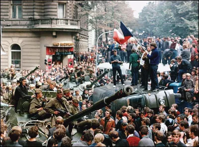Quel membre du pacte a été envahi par l'URSS lors du printemps de Prague en 1968 ?
