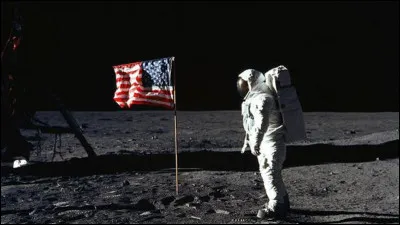En quelle année Neil Armstrong, premier homme à avoir marché sur la lune, immortalise t-il son coéquipier ?