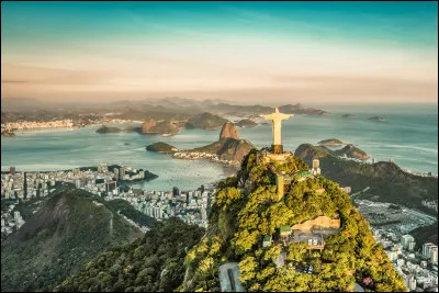 Dans quelle ville se trouve la célèbre statue du Christ Rédempteur, souvent photographiée surplombant une vue panoramique ?
