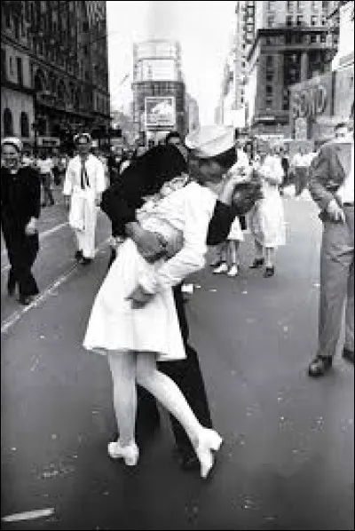 Quel est le nom de cette photo célèbre, qui montre un baiser entre un marin et une infirmière dans les rues de New York pour célébrer la fin de la Seconde Guerre mondiale ?