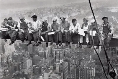 Quelle photo en noir et blanc a marqué le monde en montrant des ouvriers assis sur une poutre au-dessus de New York ?