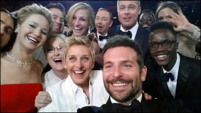 Ce selfie pris lors de la cérémonie des Oscars de 2014 détient le record du nombre de stars sur un cliché, mais quel acteur a pris ce selfie ?