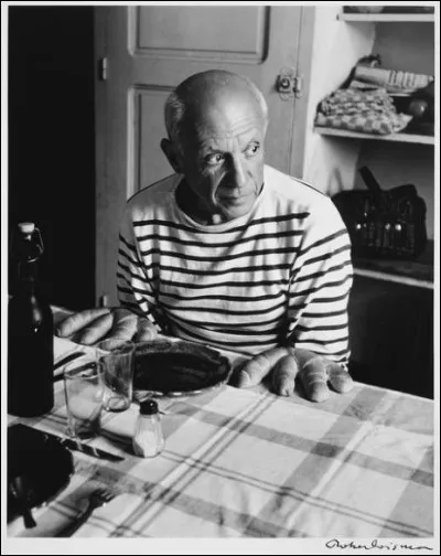 Qui a photographié le peintre Pablo Picasso avec une marinière ?