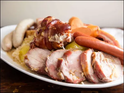 Cuisine allemande : Quel ingrédient fait partie de la recette de la choucroute, rajoutant une touche de subtilité à la recette ?