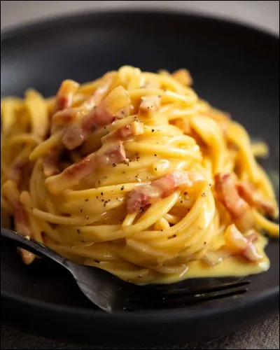 3. Cuisine italienne : Les pâtes carbonara sont un plat emblématique de l'Italie. Quel est le nom de la viande présente traditionnellement dans le plat ?