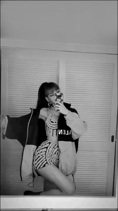 Est-ce que tu veux quelle soit en noir et blanc ou en couleurs ?