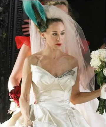 Alors que Carrie s'apprte  pouser en grandes pompes Mister Big, dans une robe de Vivienne Westwood, l'une de ses 3 amies fidles, toutes Demdos, porte  la crmonie une robe. . noire ! Qui est-ce ?