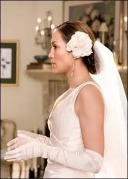 Dans la comdie 'Sa mre ou moi', Jennifer Lopez pouse Michael Vartan. Qui choisit-elle comme Demdo, pour l'affubler aussitt d'une robe kitchissime  volants de couleur pche ?