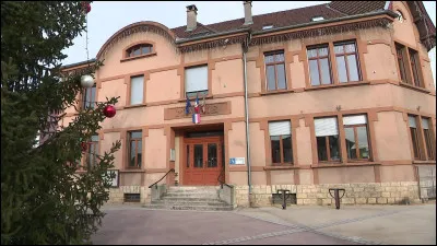 Quelle est cette ville de 10 000 habitants, située sur la rive gauche du Doubs au sud de Montbéliard, l'un des sites historiques des usines Peugeot ?