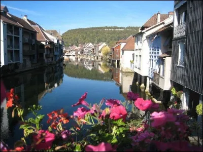 Quelle est cette petite ville de 4 400 habitants, située au centre d'un plateau du massif du Jura et traversée par la Loue ?