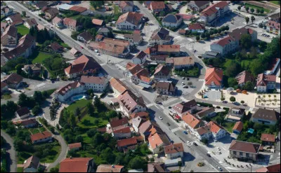 Quelle est cette ville de 5 700 habitants, située sur un plateau de massif jurassien au centre du département et connue pour son important camp militaire ?