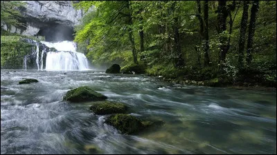 Quelle est cette rivière, longue de 25 km, qui prend sa source dans le sud du département et coule vers le nord pour se jeter dans la Loue ?