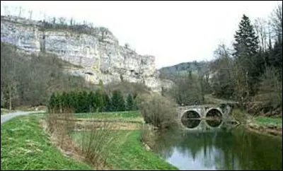 Quelle est ce cours d'eau, long de 33 km, qui nait au fond du cirque de Consolation à 623 mètres d'altitude et coule vers le nord-est pour se jeter dans le Doubs à Saint-Hippolyte ?