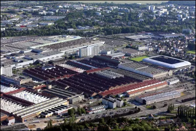 Quelle est cette petite ville de 3 800 habitants, située près de Montbéliard, connue pour la grande usine de construction automobile qui y est implantée ?