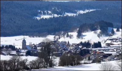 Quel est ce village du sud du département, situé à 1000 mètres d'altitude, considéré comme le "pôle du froid" en France ?
